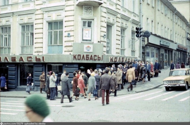Москва при Брежневе и сейчас на 20 кадрах сделанных в одних и тех же местах