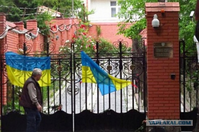 РФ закрывает консульство во Львове
