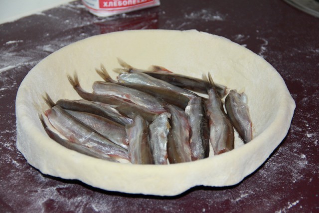 Пирог с мойвой