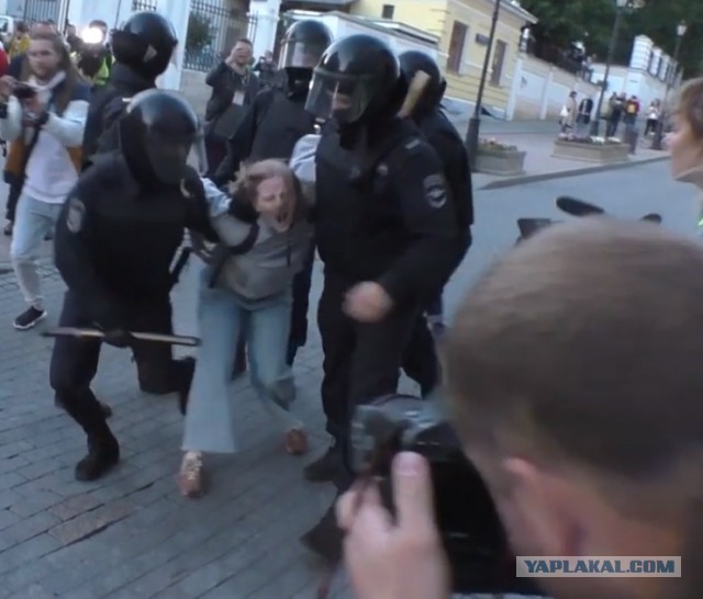 Преступник в маске ударил девушку