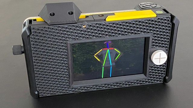 Дизайнеры представили Nuca — ИИ-фотокамеру, которая раздевает людей на снимках