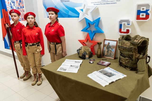 Раньше они так одевались на выпускной, а теперь в таком виде приводят детей на 1 сентября