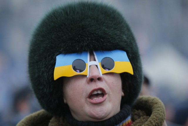 Журналисты высмеяли безвкусные желто-голубые туфли украинки, встречавшей Порошенко в США