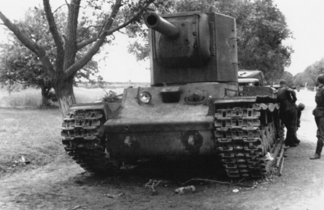 «Тяжелый штурмовой танк КВ-2»