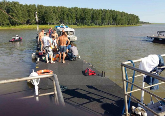 Отец погиб, спасая тонущего в "электрическом" озере сына