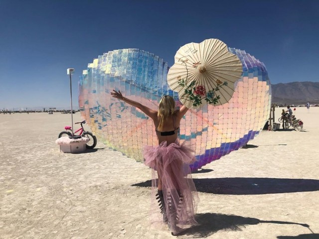 Девушки фестиваля Burning Man-2019