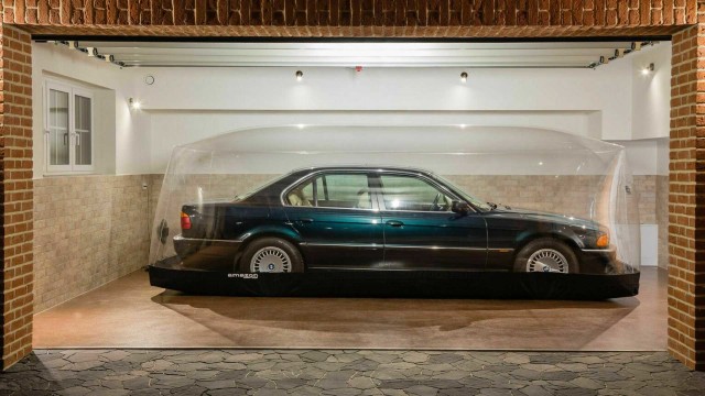 Поляк 20 лет хранил BMW E38 под пластиковым колпаком (а теперь продает)