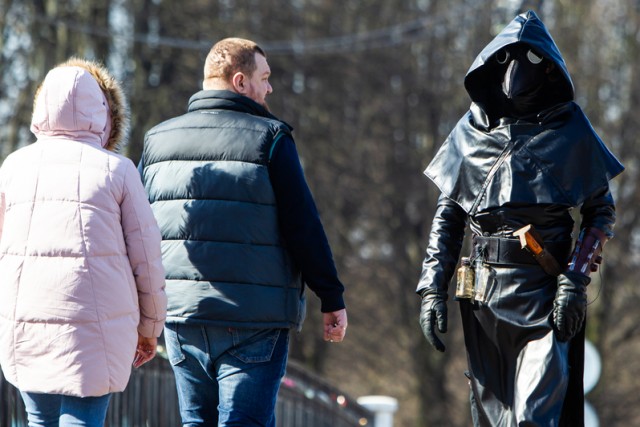 Калининградец ходит по городу в костюме чумного доктора