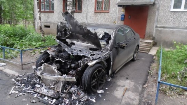 Наглый водитель"Ауди" наказал девушку во дворе ее же дома, заперев автомобиль на две недели