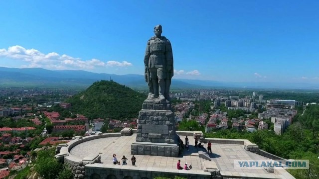 Замерзший памятник Алеша