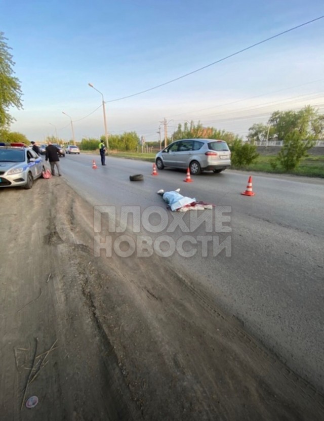 В Омске водитель мощно сбил женщину на переходе: пострадавшая подлетела в воздух от удара