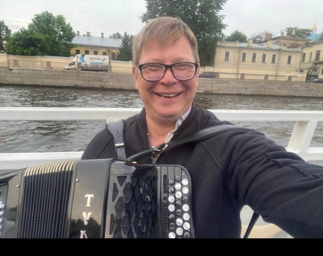 Новые веяния: зумеры массово зовут на свадьбу баянистов вместо диджеев