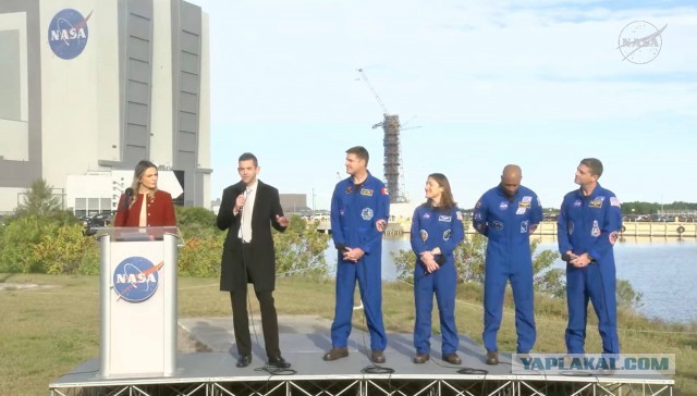 Транспортер NASA выехал за лунной ракетой.