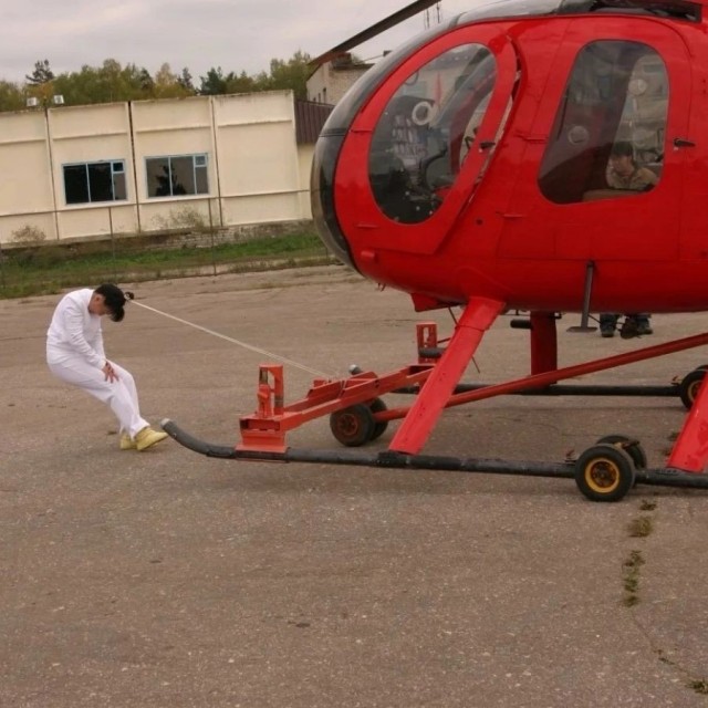 Экстремалка из Якутии показала новый трюк — по ней на скорости проехал мотоцикл. В этом году ей исполняется 55 лет