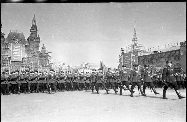 Военный парад весна 1951 года.