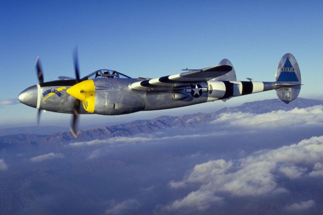 Многоцелевой истребитель P-38 «Lightning»