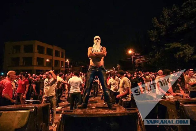 В центре Еревана начались столкновения демонстрантов с полицией