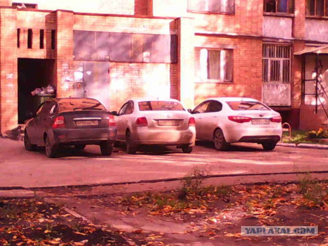 Месть за парковку у подъезда - тыквой по крыше