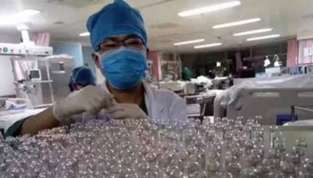 Ломая пальцы, врачи успели за ночь открыть 8000 ампул ради спасения пациента