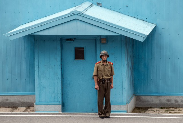 Северокорейцы за работой и во время отдыха