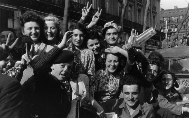 21 фото о том, как весь мир праздновал победу 74 года назад