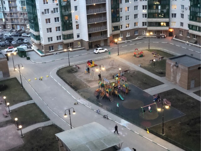 Давайте фото у кого какой вид из окна на оживленные улицы городов в настоящий момент