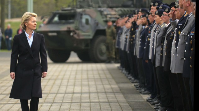 Путин подписал закон о праве президента назначать гражданских на должности высших офицеров