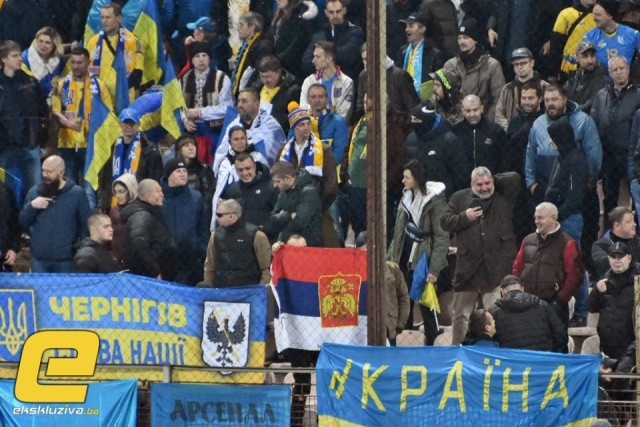 Украинские фанаты вывесили флаг России и попали в котёл на ровном месте
