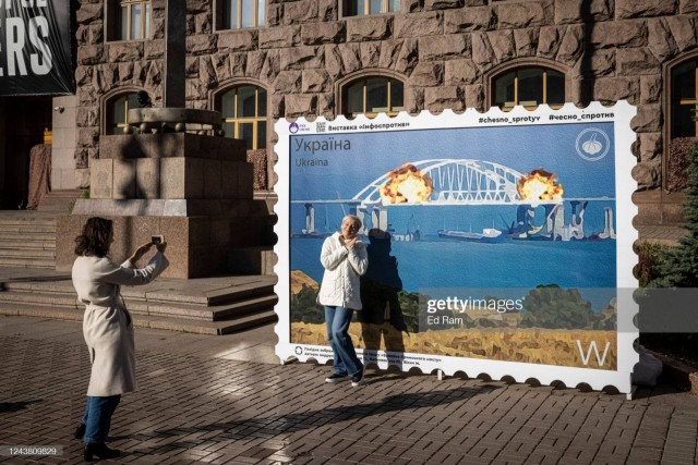 У мэрии Киева установили «почтовую марку», на которой изображены взрывы на Крымском мосту.