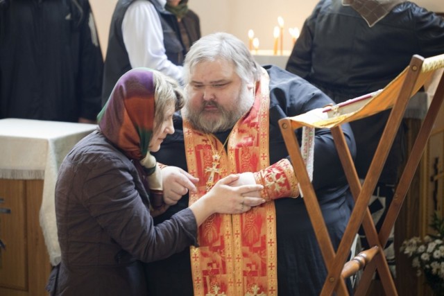 Ролик активно расходится в американском Твиттере. Последний перепост с комментарием "Что в России совсем нет жирных?"