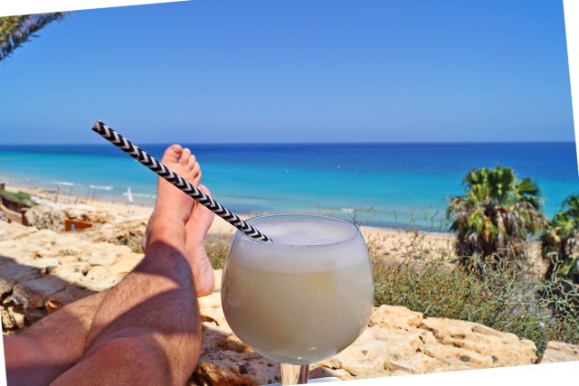 На пляжах Анапы закончились не только лежачие, но и сидячие места. Загорать там можно только стоя