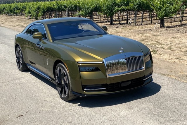 Каким получился Rolls-Royce Spectre. Первый электромобиль компании, который ждали 123 года