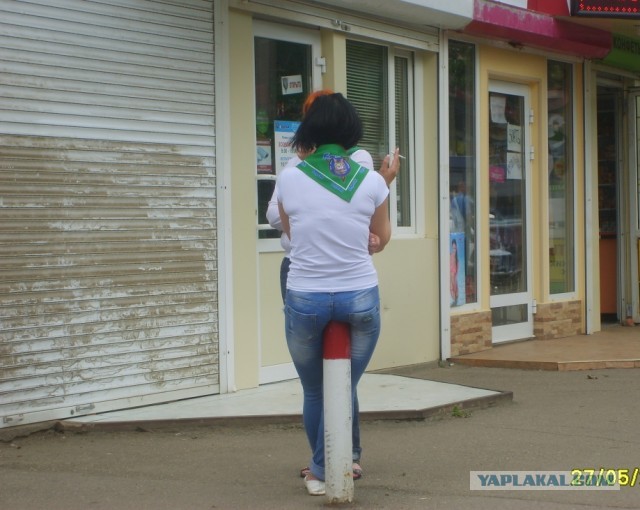 О чём задумалась красавица