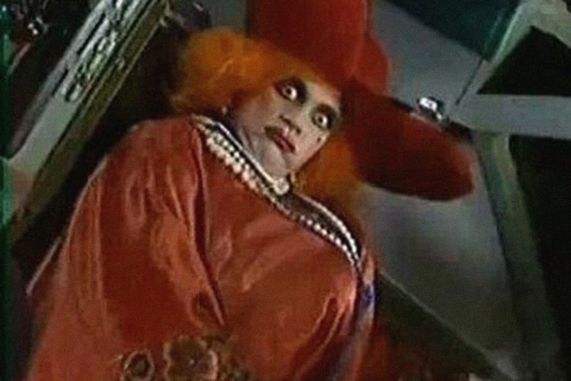 Толпа скучных тёток и одна интересная особа