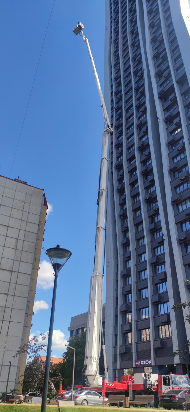 Это показательные учения пожарных, а не реальный пожар.