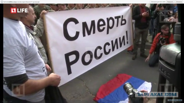 Трое активистов заблокировали вход в посольство РФ в Киеве, чтобы сорвать выборы