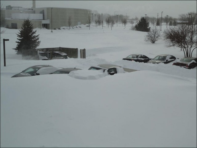 В снегу иногда можно потерять автомобиль