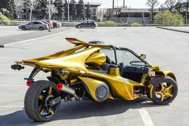 Умелец собрал фантастический спорткар по фото из интернета