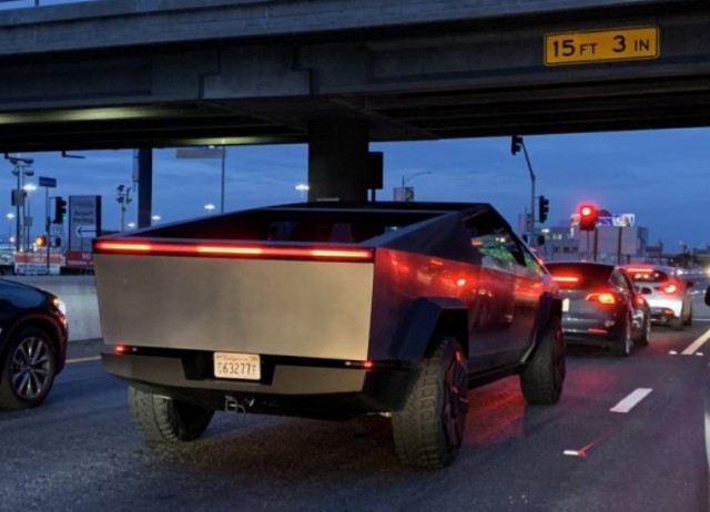 Cybertruck уже на улицах LA