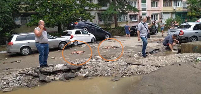 Металлолом из машин заполонил улицы Сочи после потопа