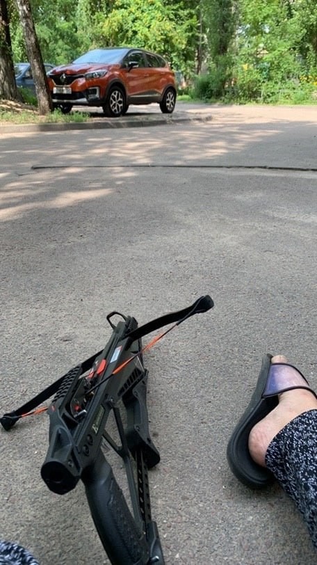 В Воронеже женщина с арбалетом охраняет подъезд жилого дома