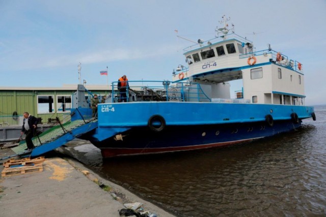 На севере Красноярского края теплоход высадил пассажиров посреди реки