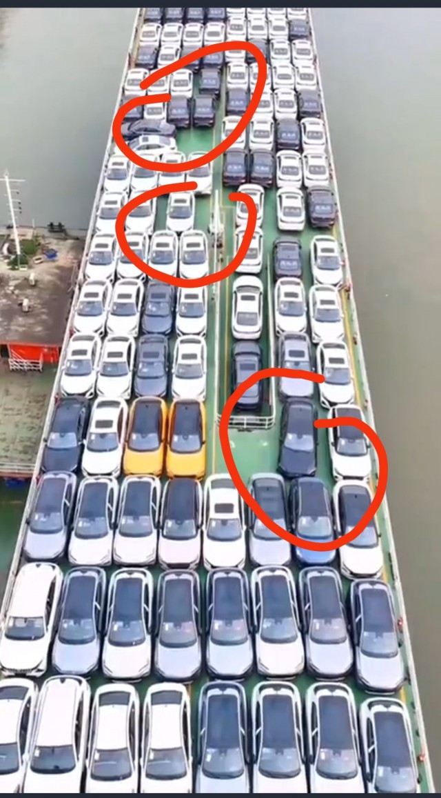 Залипательное: как на паром загружают сотни автомобилей (снято где-то в Китае).