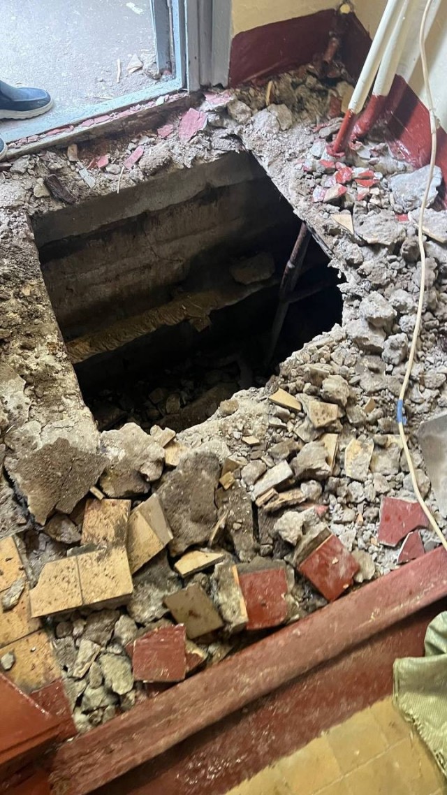 На улице Гримау, 16, мужчина провалился вниз при входе в подъезд. У пострадавшего ссадины на руках