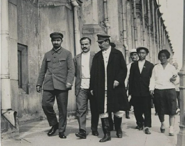 Идёшь такой в 1930 году по тротуару, встречаешь товарища Сталина с товарищем Кировым