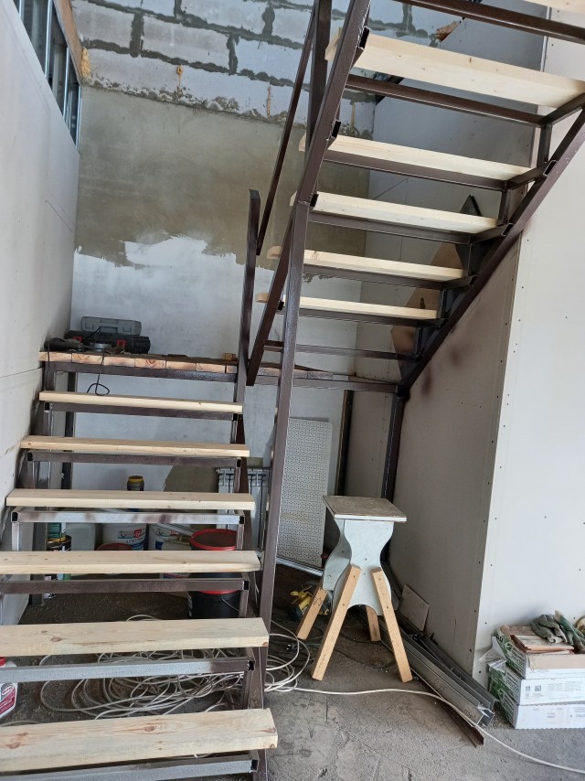 Лестницы в двухэтажном доме. Почему их надо "строить" до постройки самого дома