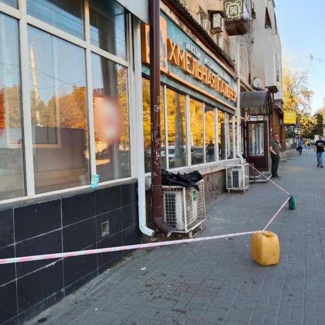Двухлетний мальчик погиб от удара током возле магазина в Ростовской области — ребёнок прикоснулся к наружному блоку кондиционера.