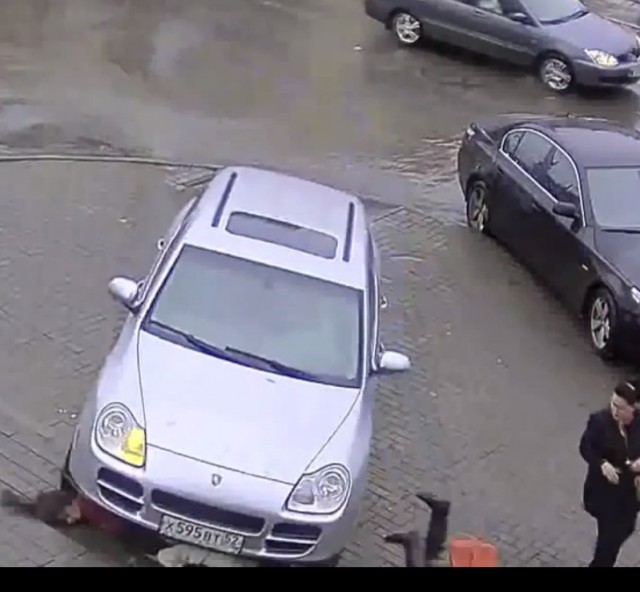 Водитель Porsche Cayenne переехал трех пешеходов