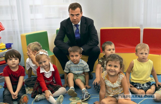 Медведев поддержал идею объединения детсадов и школ
