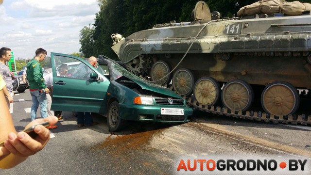 ЧП на выезде из Гродно: БМП раздавила легковой автомобиль